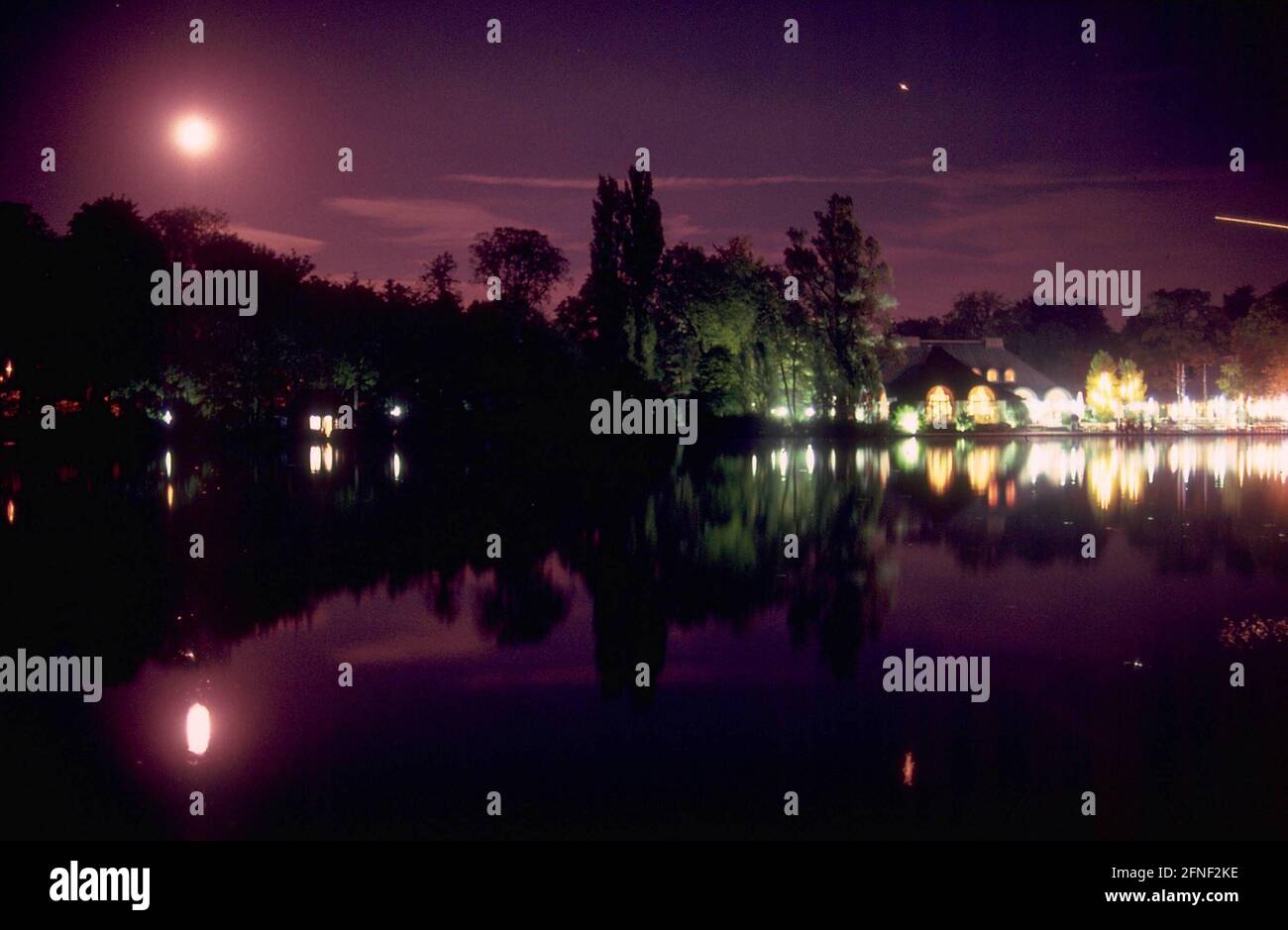Das Seehaus am Kleinhesseloher See im Englischen Garten bei Nacht. [Automatisierte Übersetzung] Stockfoto