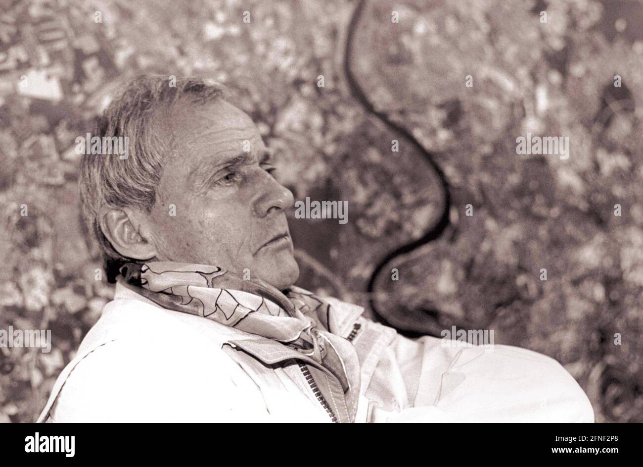 Ganser, Dr. Karl, Direktor der IBA Emscherpark, bei der Eröffnungspressekonferenz der IBA in Oberhausen vor der Landkarte des Ruhrgebiets. [Automatisierte Übersetzung] Stockfoto