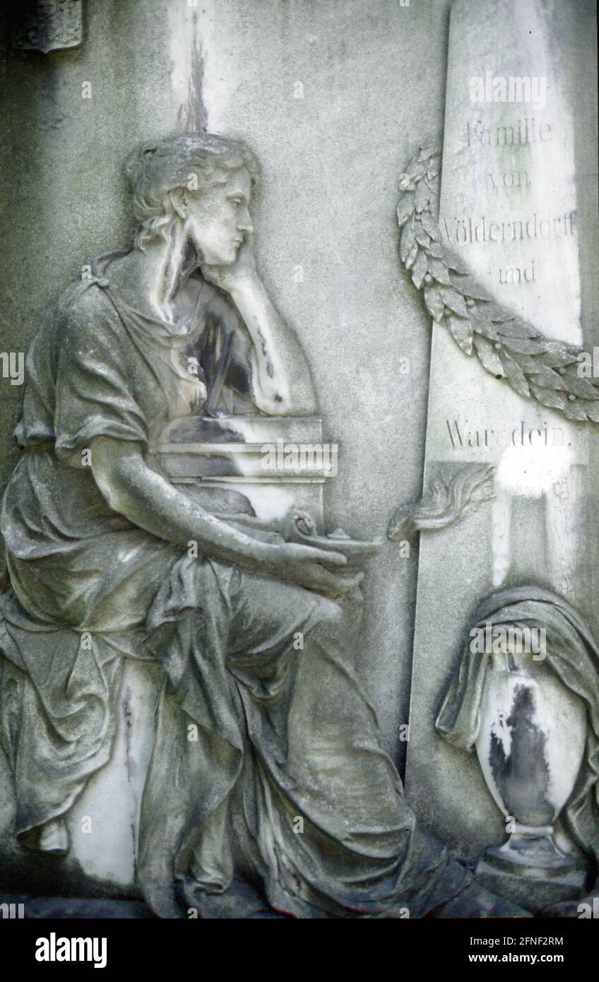Detail eines Grabsteins mit einem Relief einer trauernden Frau mit einer  Öllampe auf dem Alten Südfriedhof in München. [Automatisierte Übersetzung]  Stockfotografie - Alamy