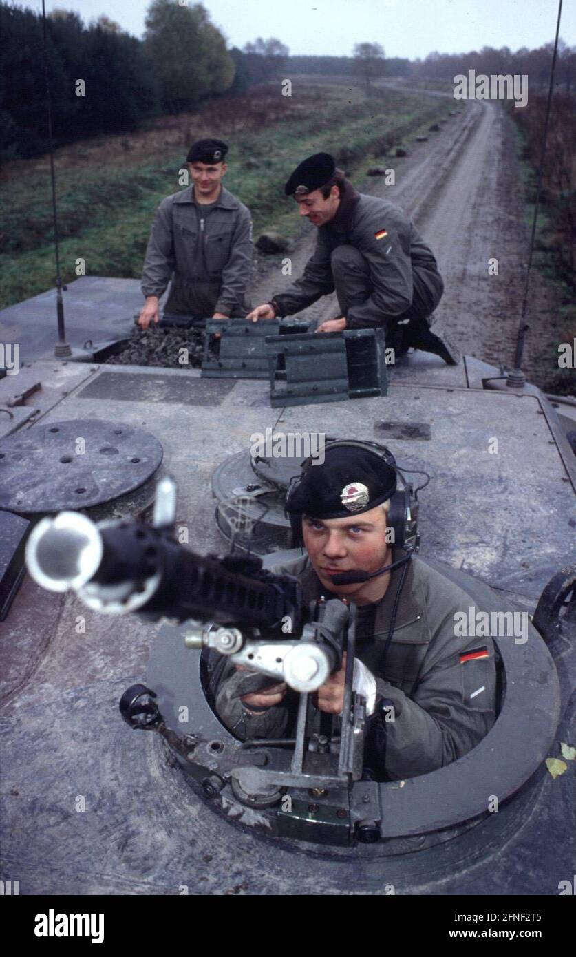 Soldaten einer Panzerbesatzung der Bundeswehr im Manöver. Im Vordergrund das Flugzeug-Maschinengewehr für die Flugabwehr. [Automatisierte Übersetzung] Stockfoto