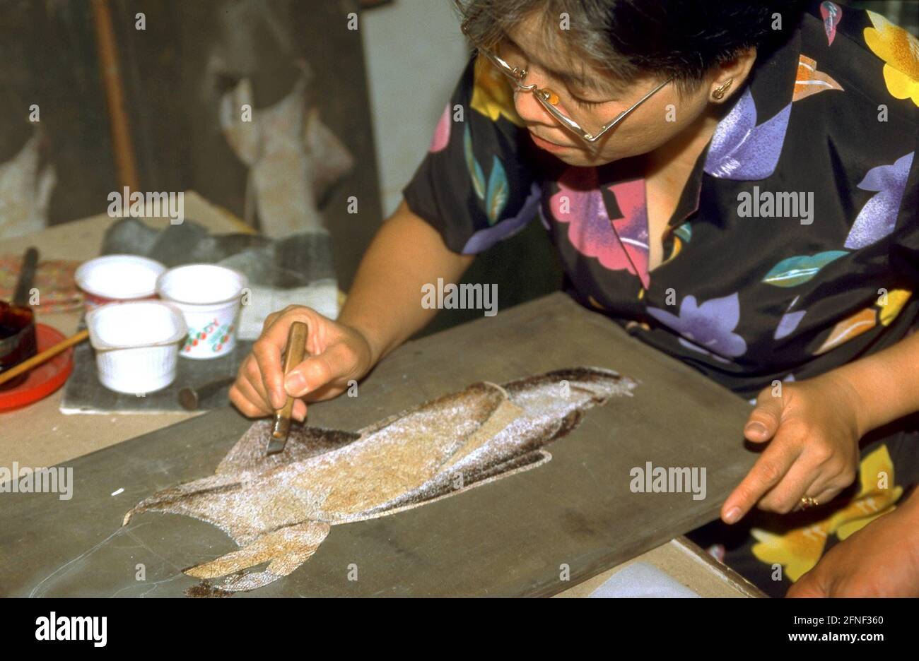 Vietnamesische Frau bei der Arbeit in einer Perlmutt-Werkstatt in Non Nuoc (in der Nähe von Da Nang). [Automatisierte Übersetzung] Stockfoto