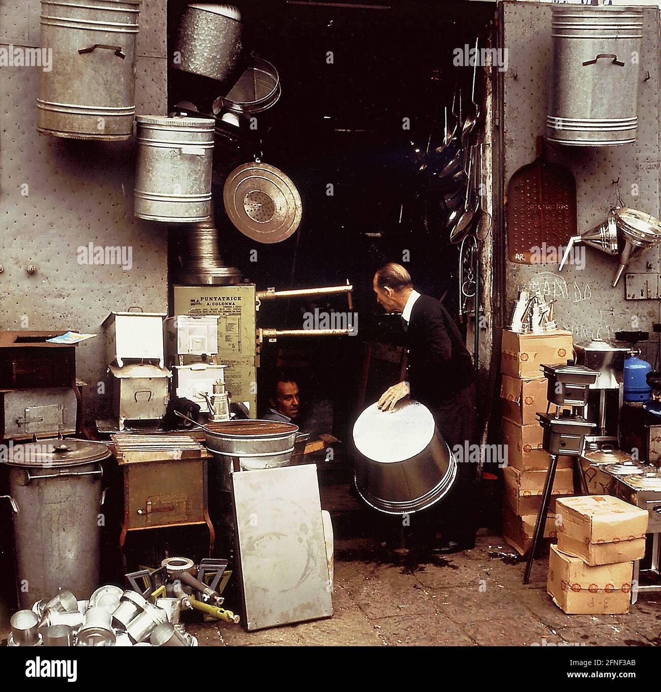 Die Werkstatt eines Kesselherstellers in einem Bergdorf in Kampanien. [Automatisierte Übersetzung] Stockfoto