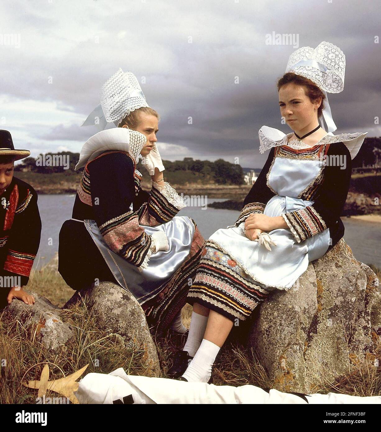 Zwei Mädchen in der traditionellen bretonischen Tracht. [Automatisierte Übersetzung] Stockfoto