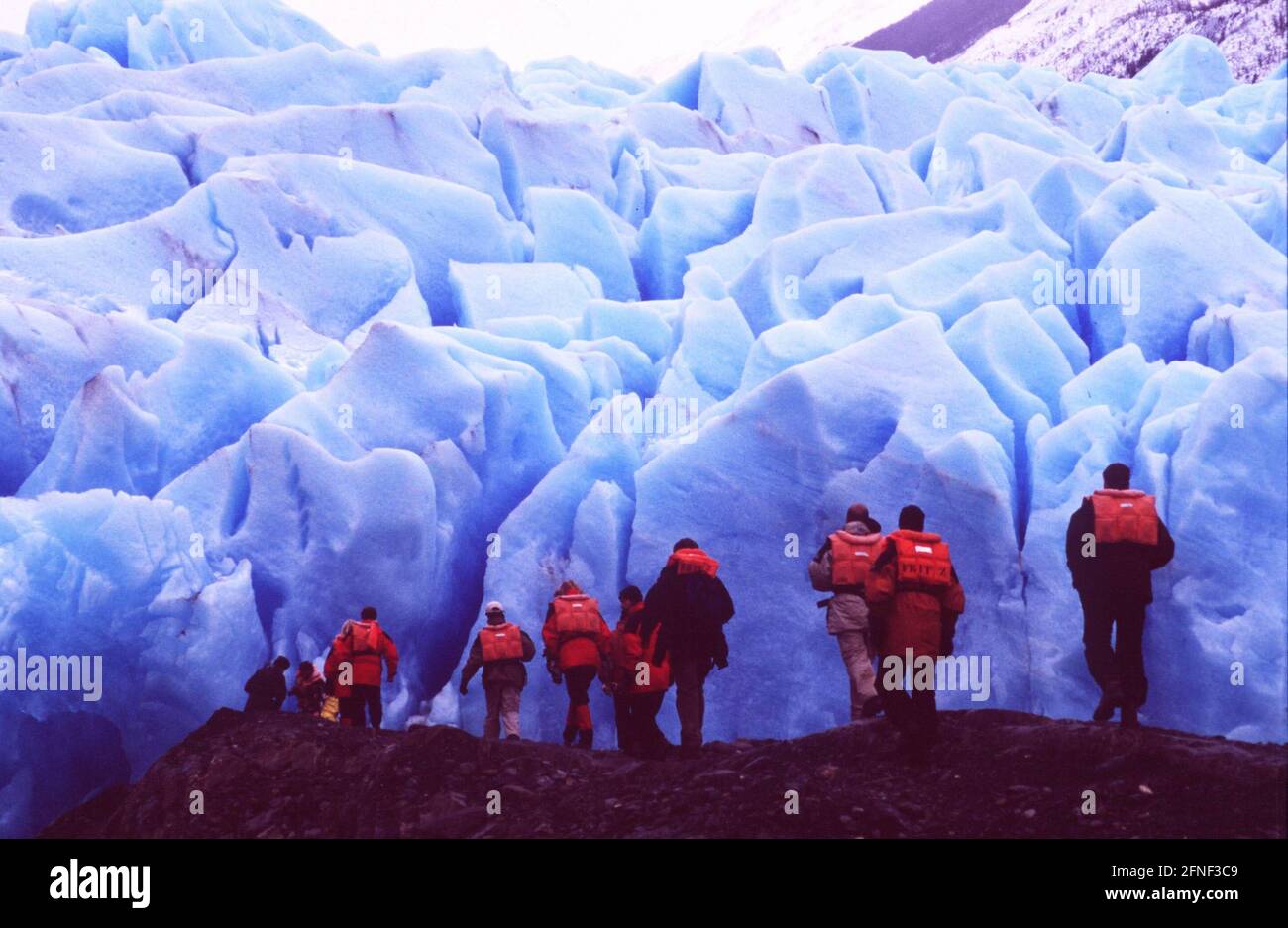 „ein faszinierendes Labyrinth aus blauen Eisbergen so hoch wie Häuser ist der Gletscher Grey im chilenischen Nationalpark ''Torres del Paine''. Vox-Moderatorin Judith Adlhoch geht diesem und anderen Naturwundern Südamerikas auf den Grund: In einer neuen Ausgabe des Reisemagazins ''Voxtours'' (VOX, 19. August 2001, 6.15 Uhr) durchstreift sie die scheinbar endlosen Weiten PATAGONIENS, die sich über Südchile und Argentinien bis nach Feuerland erstrecken. Weitere Themen der Show: Die Elefantenrobben der Valdez-Halbinsel, der Patagonia Express, der Perito-Moreno-Gletscher und die argentinische Schweiz. Stockfoto