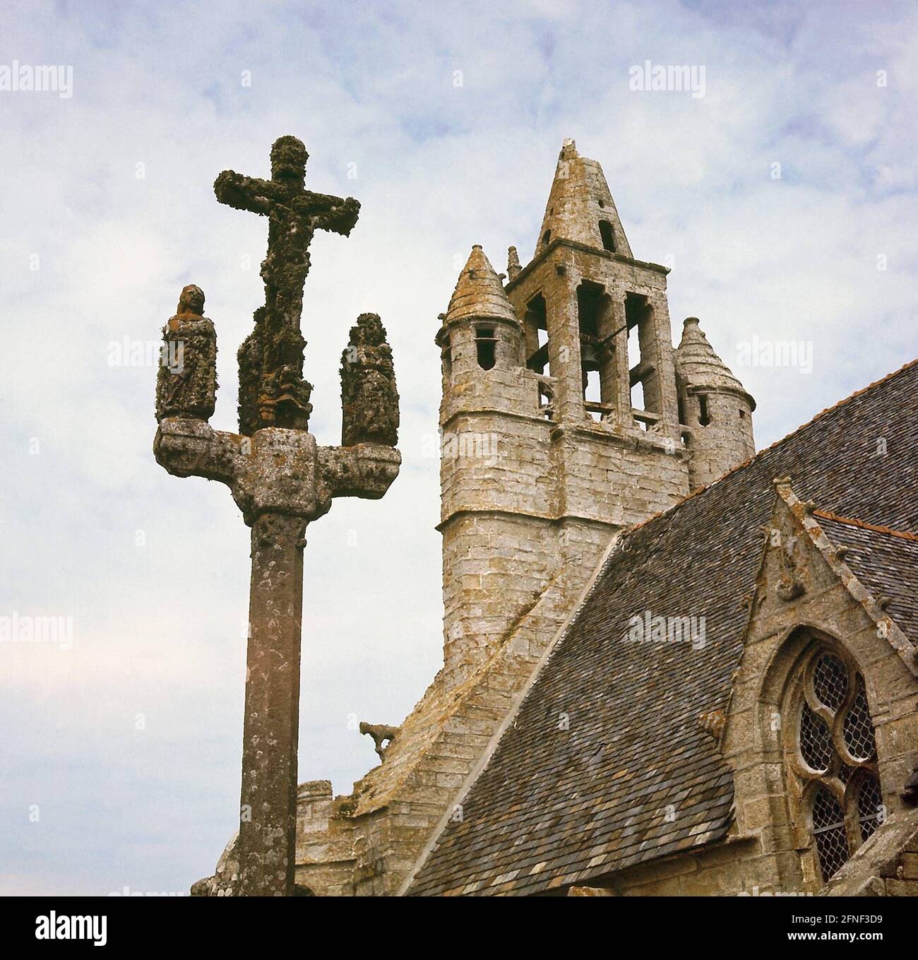 Kreuz und Turm der Kapelle 'Notre Dame de la Joie au Peril de la Mer'. Hier findet jedes Jahr am 15.08., direkt am Meer bei Penmarch, eine Fischerprozession statt. [Automatisierte Übersetzung] Stockfoto