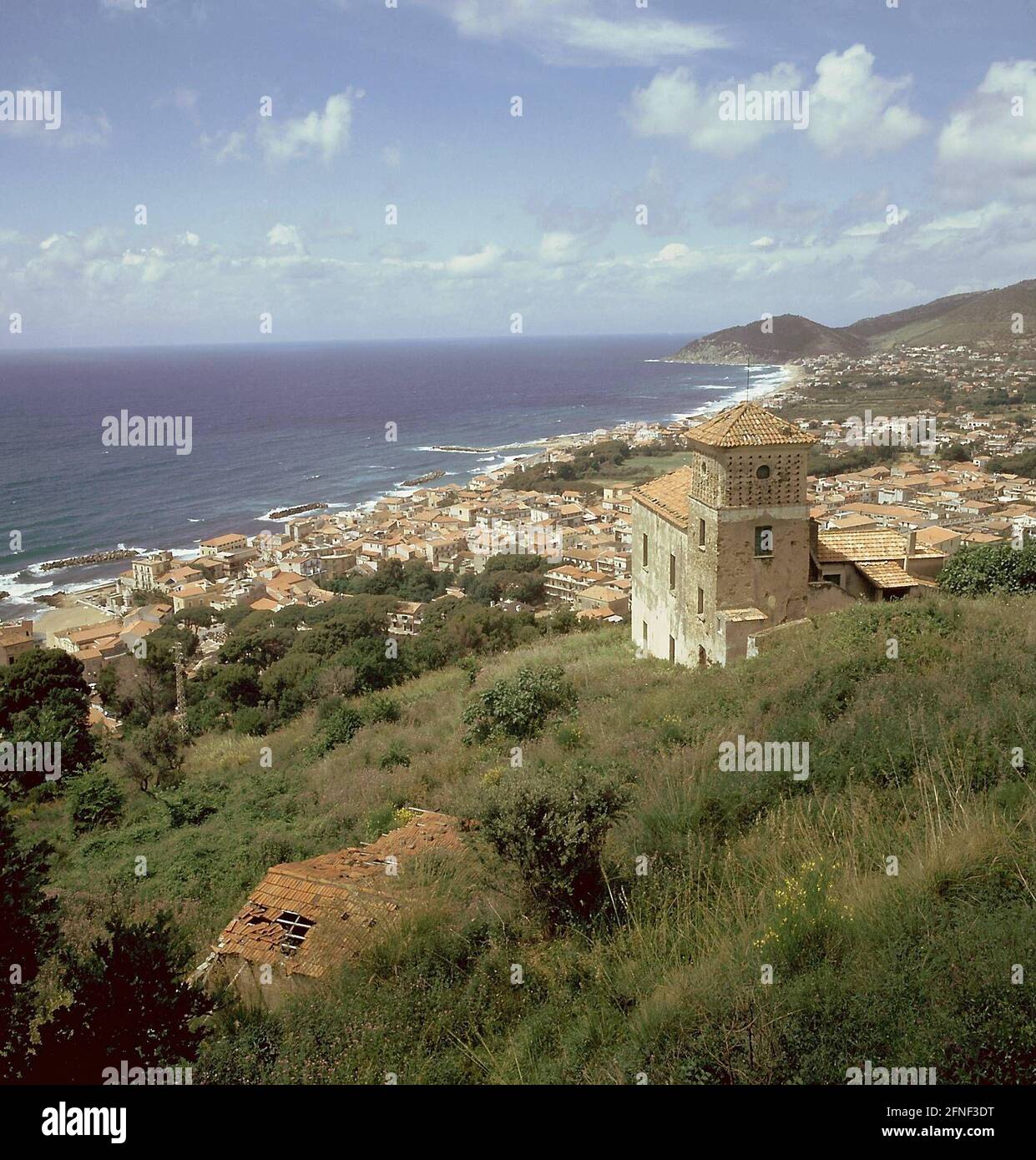 Panoramablick über S. Maria di Castellabate in Italien. [Automatisierte Übersetzung] Stockfoto