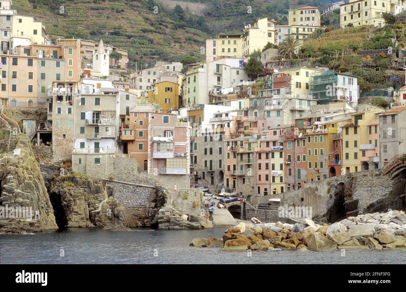 Die Cinque Terre umfasst die fünf Städte Monterosso, Vernazza, Corniglia, Manarola und Riomaggiore. Sie befinden sich in einer großen Bucht zwischen dem Vorgebirge des Monte Mesco im Nordwesten und dem Riomaggiore-Massiv im Südosten. [Automatisierte Übersetzung] Stockfoto