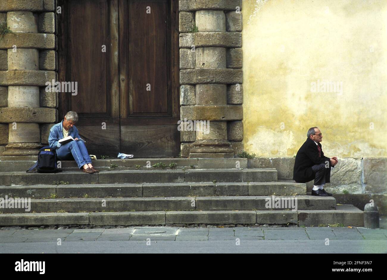 Eine Frau und ein Mann vor dem Palazzo Micheletti in Lucca. [Automatisierte Übersetzung] Stockfoto