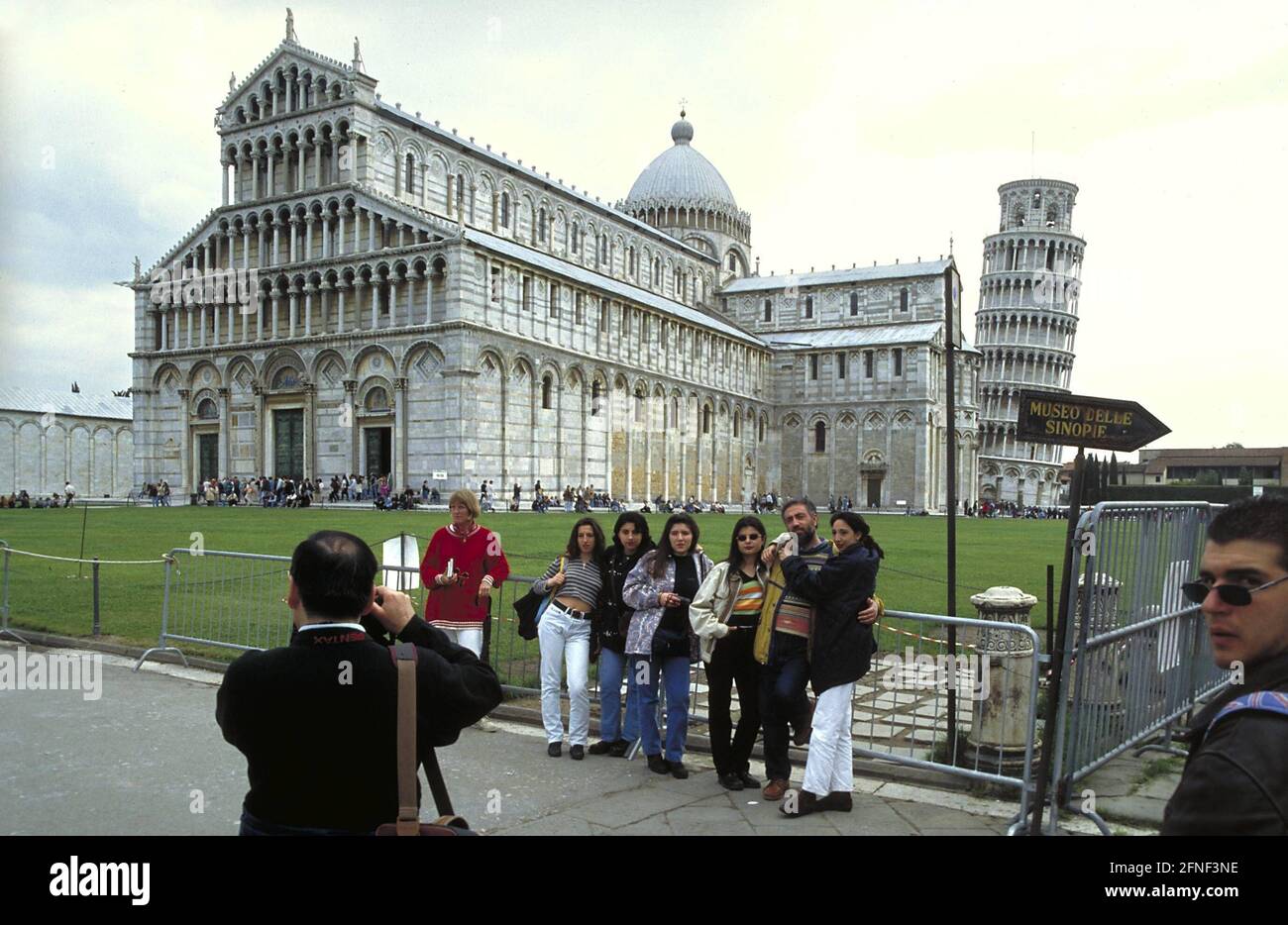 Die Piazza del Duomo, auch bekannt als Campo del Miracoli (Domplatz) mit der Galleria im nördlichen Teil des Camposanto (engl. heiliges Feld), die Cappella del Pozzo, das Baptisterum, das sich vor der Kathedrale S. Maria Assunta und dem Schiefen Turm (IT. torre pendente) befindet. [Automatisierte Übersetzung] Stockfoto