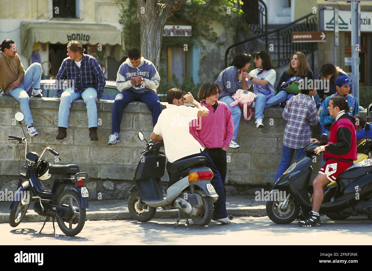 Junge Menschen treffen sich in der Stadt mit ihren Mopeds und Mopeds. [Automatisierte Übersetzung] Stockfoto