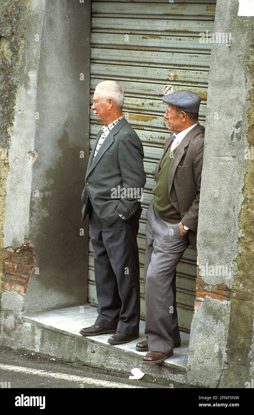 Zwei alte Männer machen eine Pause. [Automatisierte Übersetzung] Stockfoto