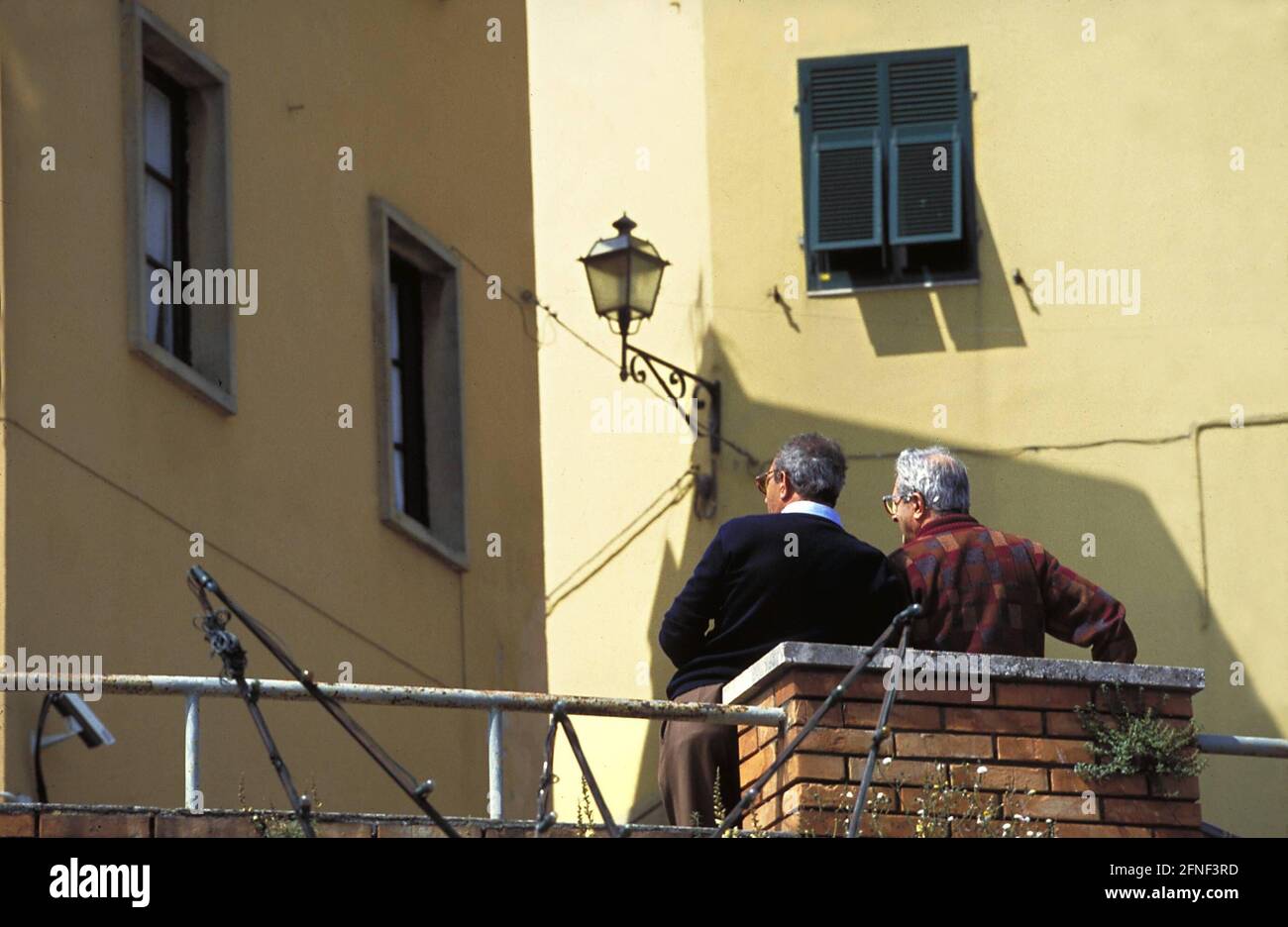 Zwei Männer während einer Pause in S. Stefano in Italien. [Automatisierte Übersetzung] Stockfoto