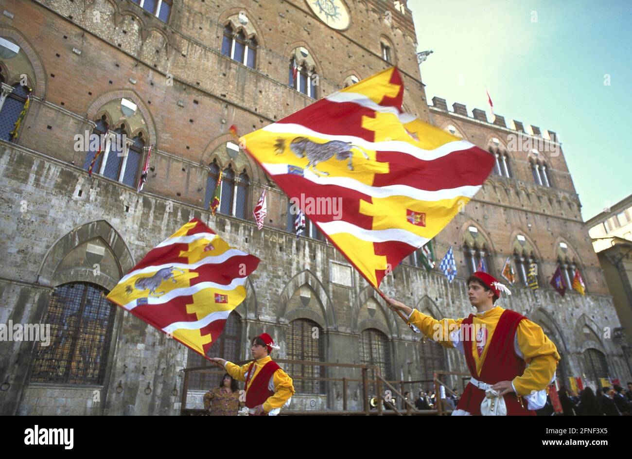 Junge Fahnenträger einer Prozession in Siena. [Automatisierte Übersetzung] Stockfoto