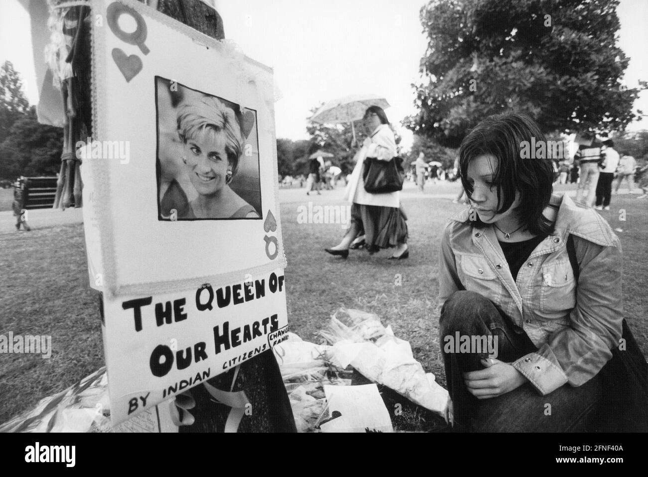 Eine junge Frau trauert vor einem Plakat der verstorbenen Prinzessin Diana. [Automatisierte Übersetzung] Stockfoto