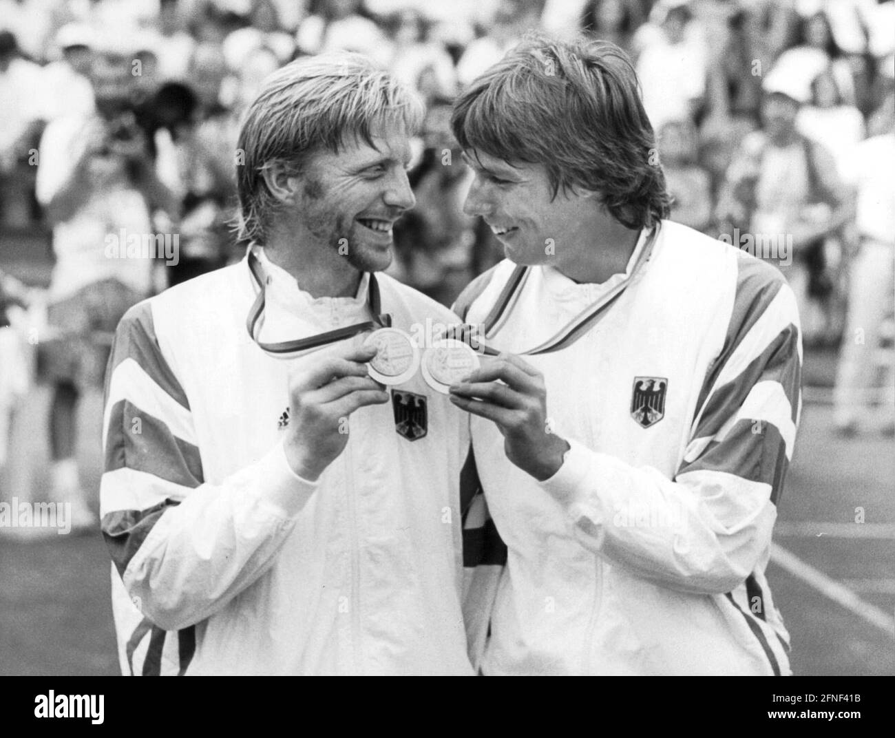 Die deutschen Tennisspieler Boris Becker (l.) und Michael Stich feiern den Gewinn der Goldmedaille im Herrendoppel bei den Olympischen Spielen 1992 in Barcelona. [Automatisierte Übersetzung] Stockfoto