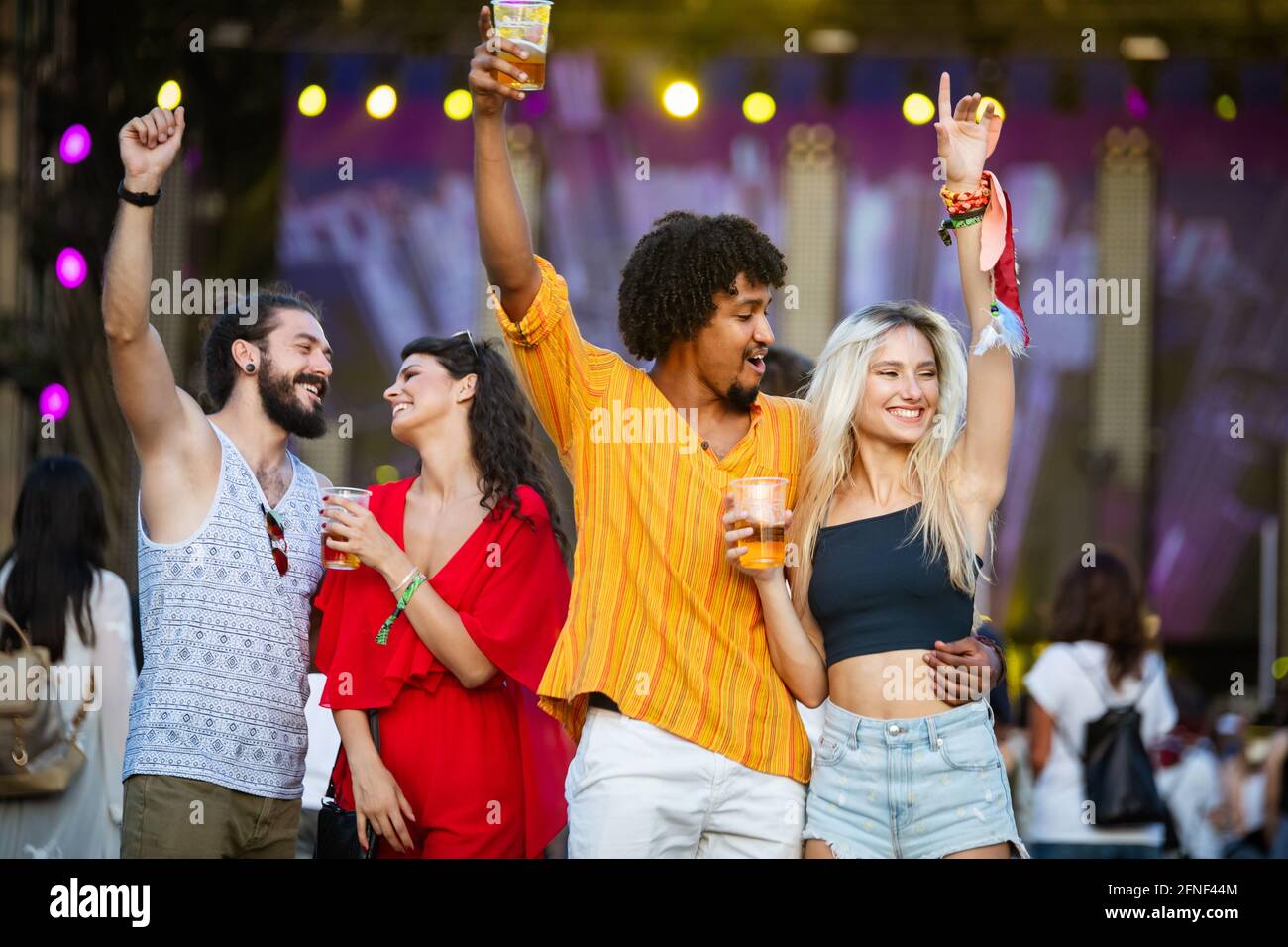 Glückliche junge Menschen Teilnahme an Festivals im Sommer Spaß Stockfoto