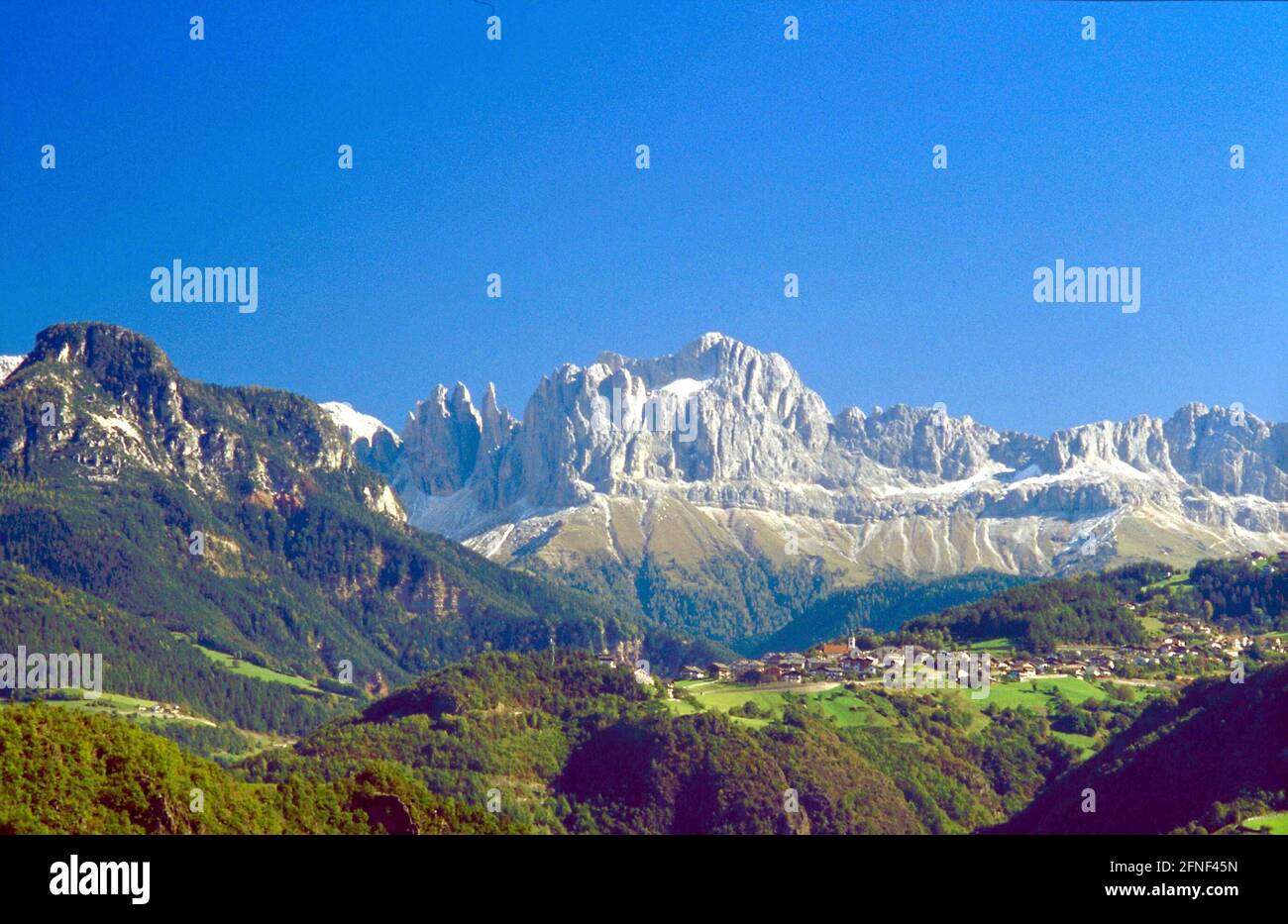 Blick auf den Rosengarten in den Südtiroler Dolomiten vom Ritten oberhalb von Bozen. [Automatisierte Übersetzung] Stockfoto