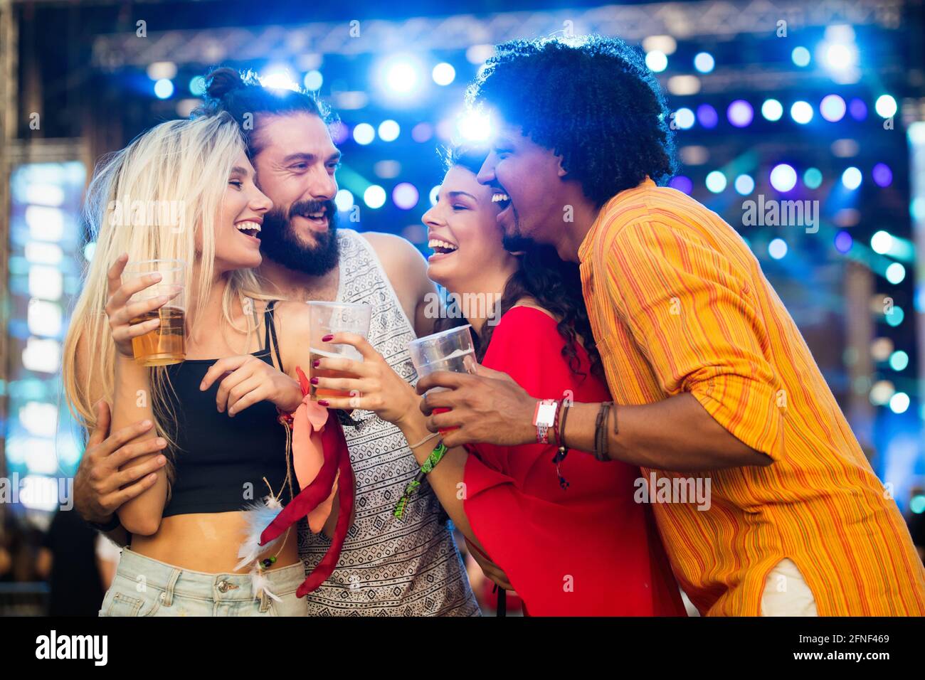 Glückliche junge Menschen Teilnahme an Festivals im Sommer Spaß Stockfoto