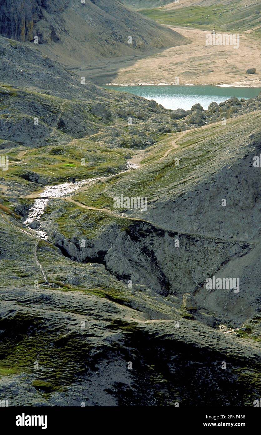 Der Antermoia-See im gleichnamigen Tal am Kesselkogen in den Südtiroler Dolomiten. [Automatisierte Übersetzung] Stockfoto