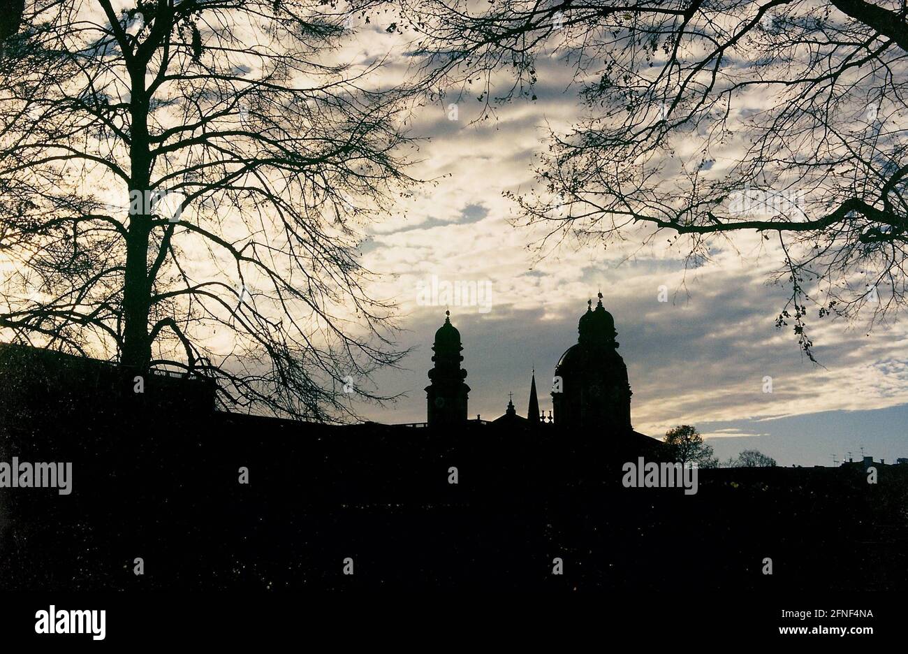 Abendstimmung mit Blick vom Hofgarten zur Theatinerkirche in München. [Automatisierte Übersetzung] Stockfoto
