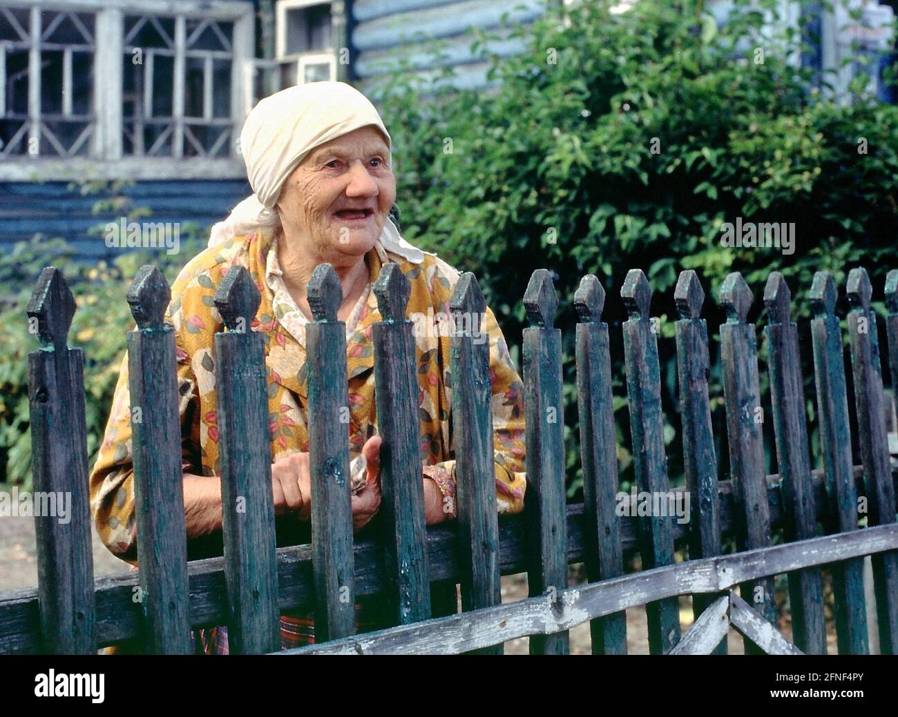 Eine alte Bäuerin vor ihrem Haus in der Nähe von Moskau. [Automatisierte Übersetzung] Stockfoto