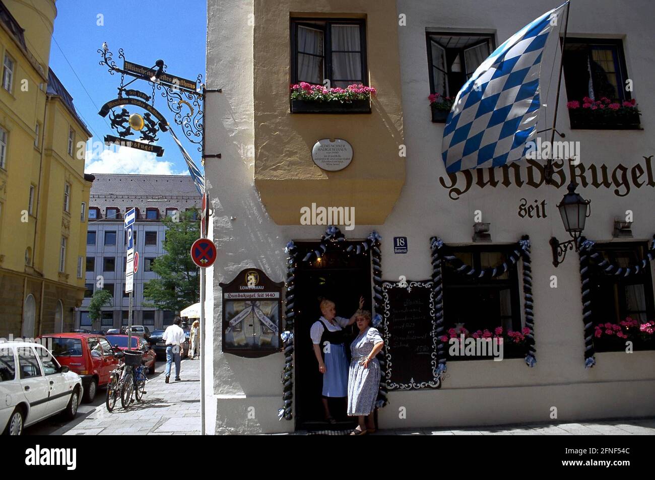 Das Restaurant Hundskugel, im Besitz des Münchner Modedesigners Rudolf Moshammer, an der Münchner Hotterstraße. [Automatisierte Übersetzung] Stockfoto