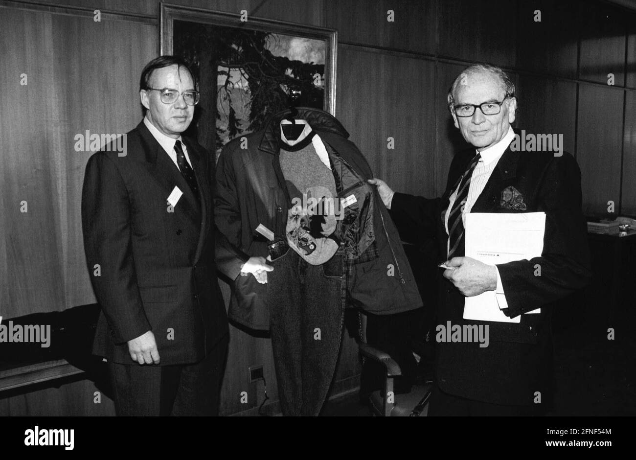 Der deutsche Textilunternehmer JAN A. AHLERS aus Herford/Westfalen (Foto links) hat sich von einem Teil seiner beeindruckenden Kunstsammlung, die seit Mitte der 1950er Jahre aufgebaut wurde, getrennt. Zu den rund 100 Werken gehören einige bedeutende expressionistische Werke wie Kirchner's 'Brandenburger Tor, Berlin' (1915) und Max Beckmanns 'Quappi in Blue in a Boat' (1926). Käufer sind der Frankfurter Kunsthändler Christoph Graf Douglas und der New Yorker Gallery-Inhaber David Nash. Die wertvollen Gemälde sollen privat verkauft und nicht auf einer öffentlichen Auktion angeboten werden. Der 66-jährige Ahlers, Chef des großen Bekleidungsherstellers Adolf Stockfoto