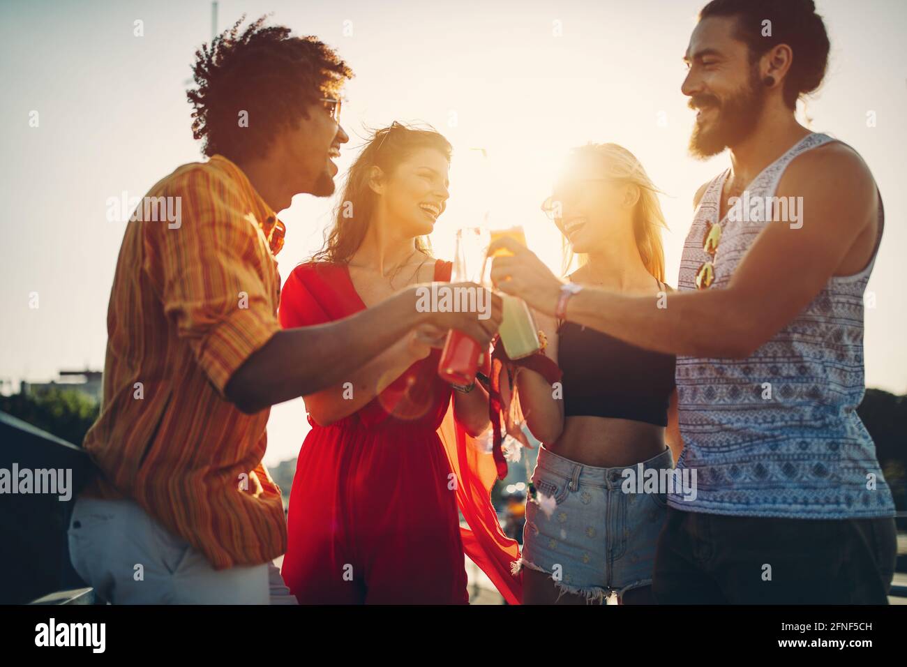 Glückliche junge Menschen Teilnahme an Festivals im Sommer Spaß Stockfoto