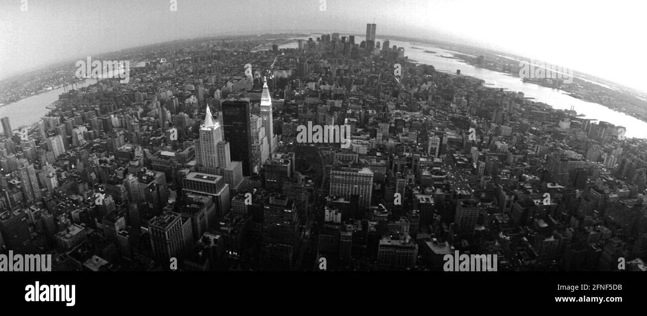 Blick auf Manhattan mit den Türmen des World Trade Center (rechts). [Automatisierte Übersetzung] Stockfoto