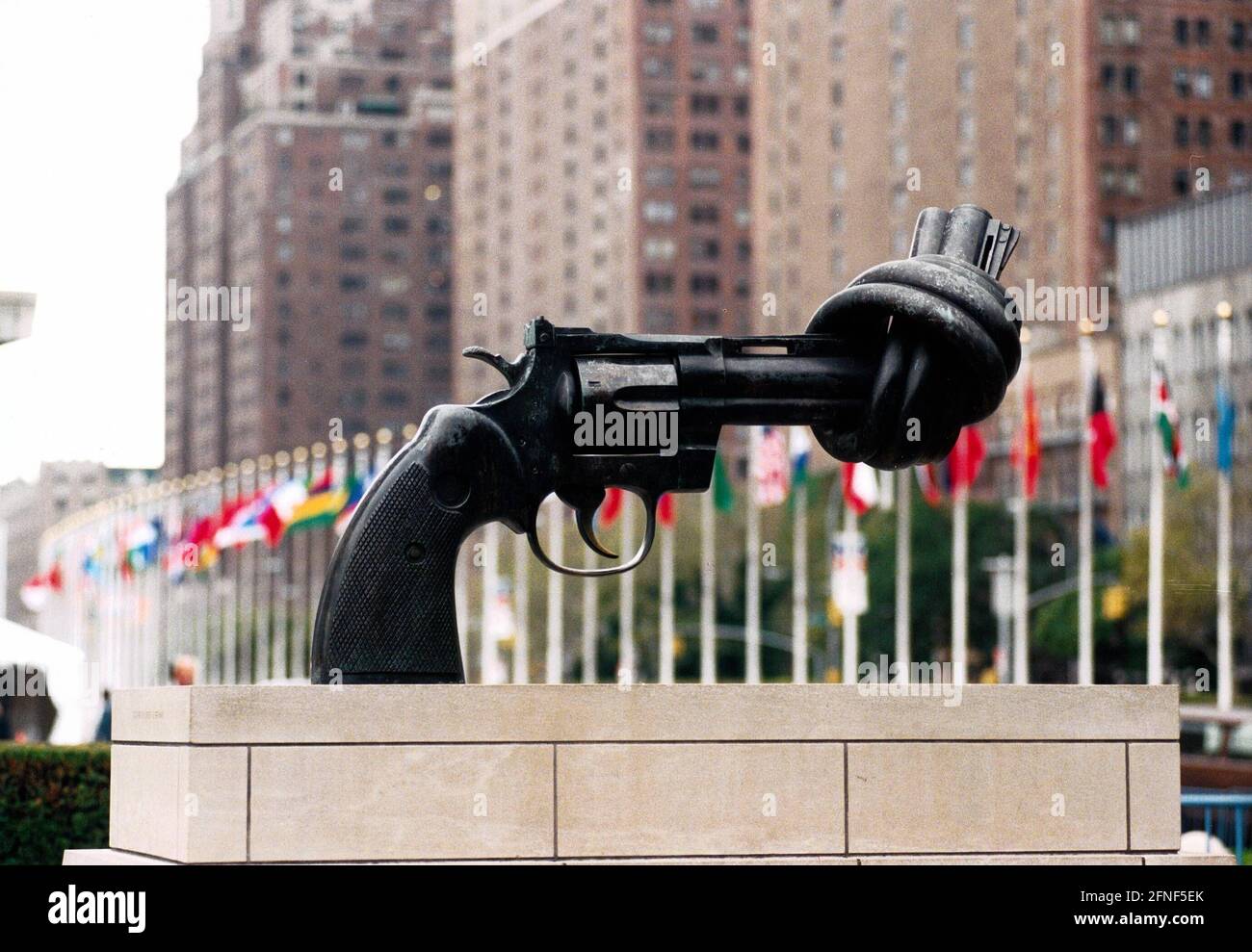 Der geknüpfte Pistolenlauf als Symbol für Frieden und Gewaltlosigkeit vor dem UN-Hauptquartier in New York. [Automatisierte Übersetzung] Stockfoto