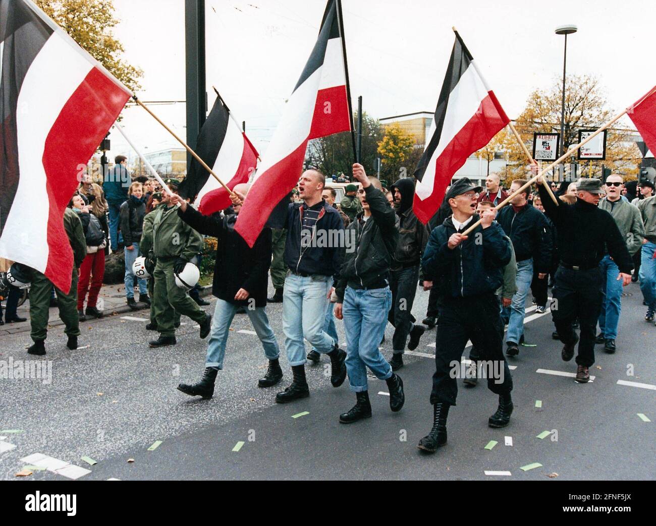 Neonazis demonstrieren in Bonn gegen die Ausstellung 'Krieg der Vernichtung, Verbrechen der Wehrmacht 1941 bis 1944'. Sie winken schwarz-weiß-rote Fahnen. [Automatisierte Übersetzung] Stockfoto