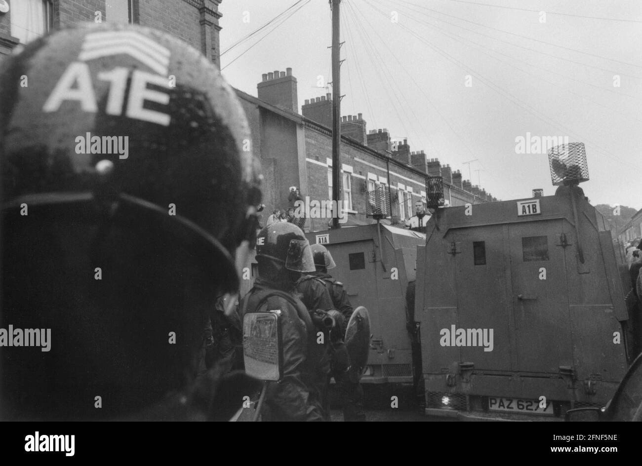Operation der Northern Ireland Police (RUC, oder Royal Ulster Constabulary) auf der Lower Ormeau Road, während des marsches der 'Apprentice Boys' durch ein katholisches Gebiet von Belfast. [Automatisierte Übersetzung] Stockfoto