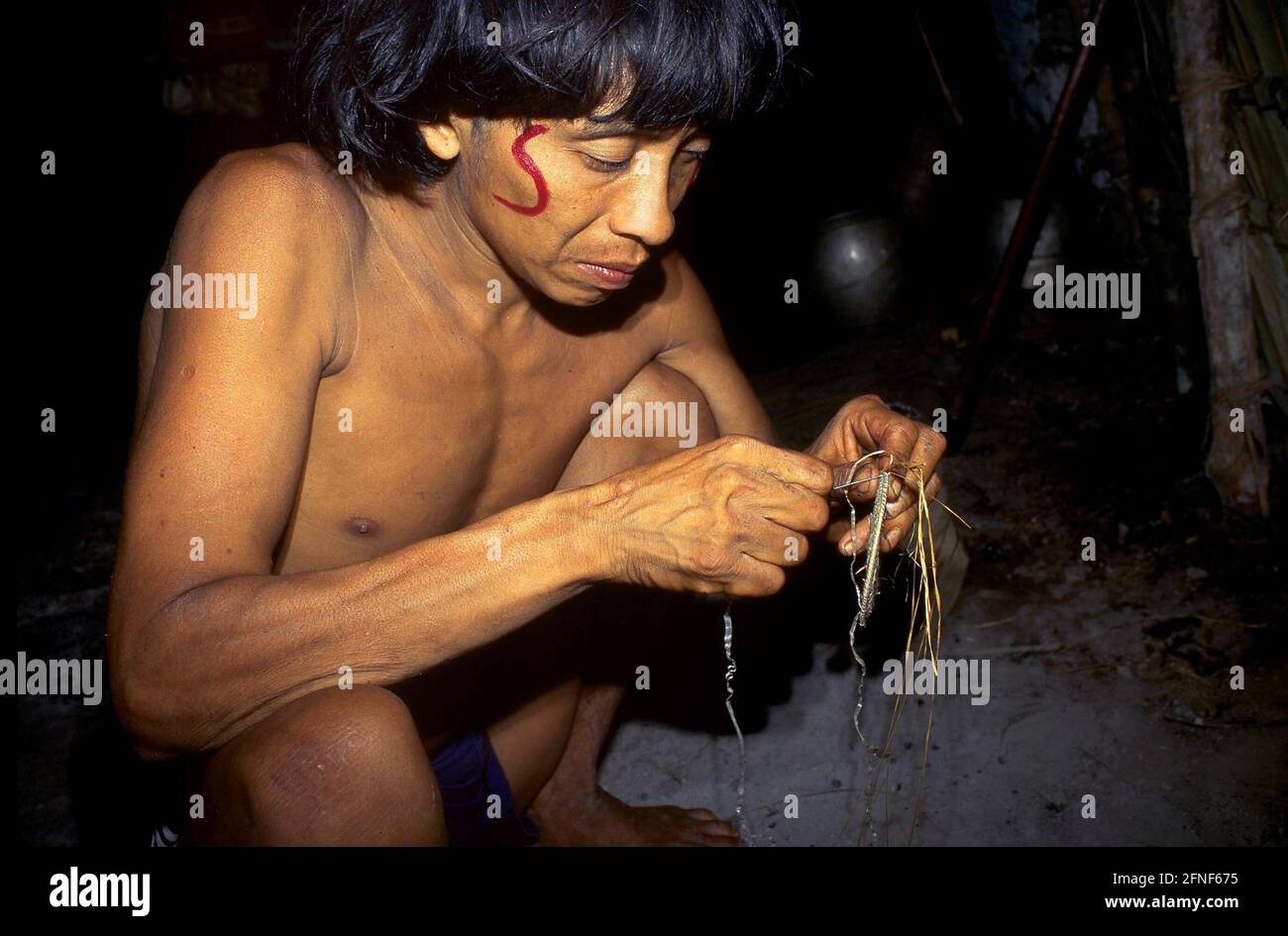 Mann vom Stamm der Yanomami, der Nähte. [Automatisierte Übersetzung] Stockfoto