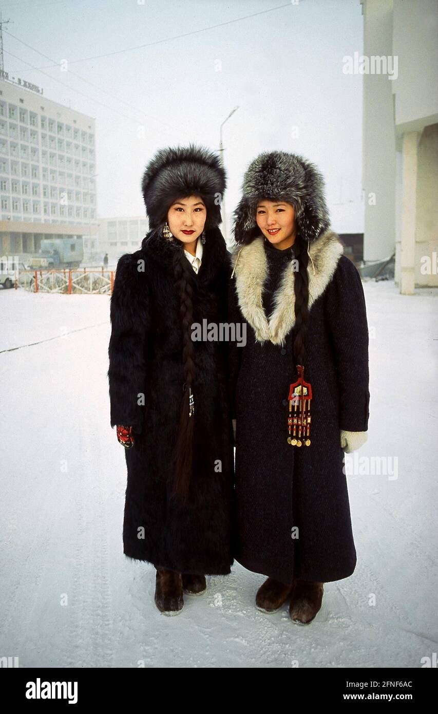 Zwei jakutische Frauen in dicker Winterkleidung und Pelzmützen. [Automatisierte Übersetzung] Stockfoto