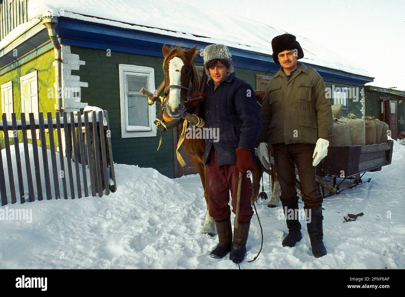 Zwei Männer mit Pferdeschlitten vor ihrem Haus in Assovo bei Omsk. [Automatisierte Übersetzung] Stockfoto