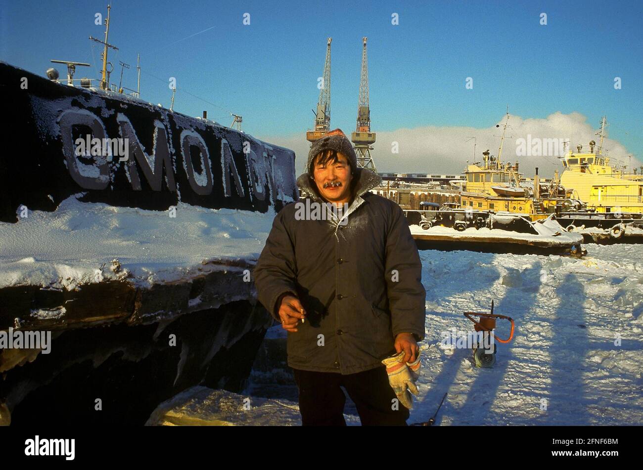 Mann vor dem Hafen von Lena in Jakutsk, Sibirien. [Automatisierte Übersetzung] Stockfoto
