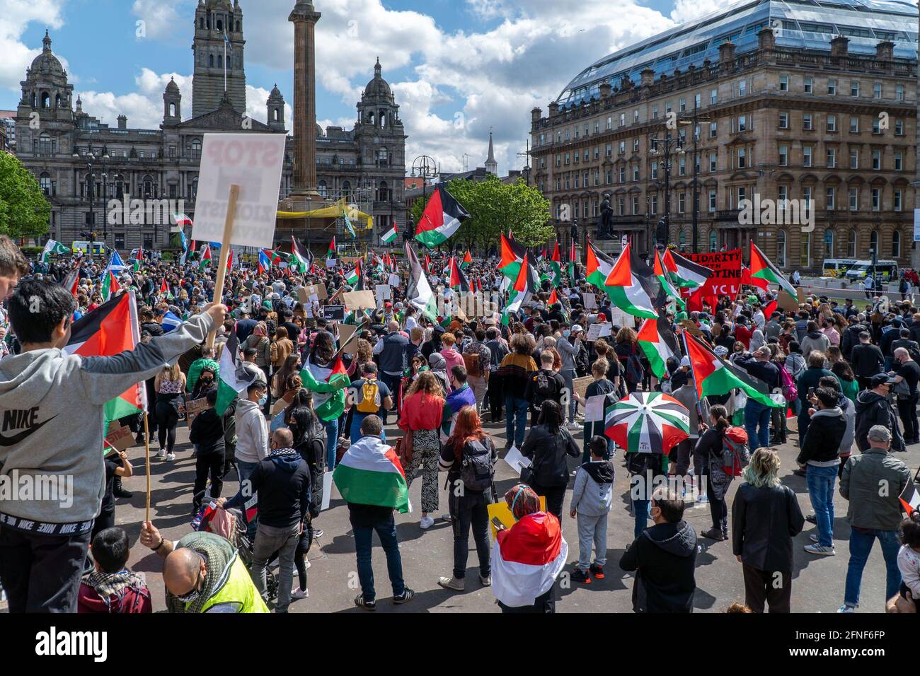 George Square, Glasgow, Schottland, Großbritannien, 16. Mai 2021: Tausende versammeln sich zur schottischen Palästina-Solidaritätskampagne auf dem George Square, bevor sie zu den BBC Scotland Studios am Pacific Quay marschieren. Um gegen die BBC-Berichterstattung über die Ereignisse in Gaza zu protestieren und gegen Israel und ihre Gewalt gegen das palästinensische Volk zu protestieren. (Kredit:Stable Air Media/Alamy Live News Stockfoto