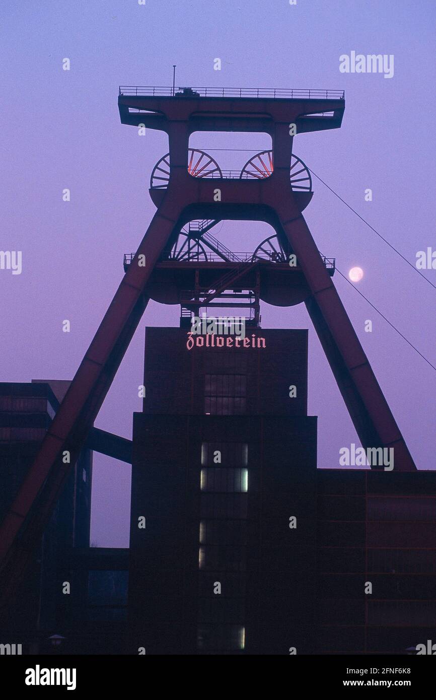 Zollverein Schacht XII in Essen, Zeche entworfen von den Architekten Schupp und Kremmer. 1932 in Betrieb genommen, 1986 geschlossen. Ankerpunkt der Route des industriellen Erbes: [Automatisierte Übersetzung] Stockfoto