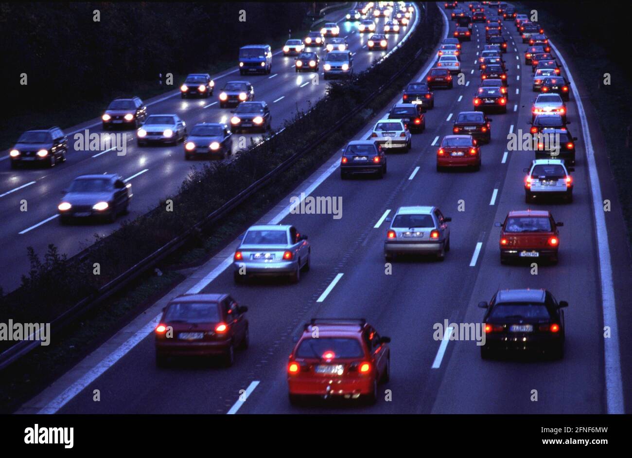 Hohes Verkehrsaufkommen auf der Autobahn bei Köln.nn [automatisiert Übersetzung] Stockfoto