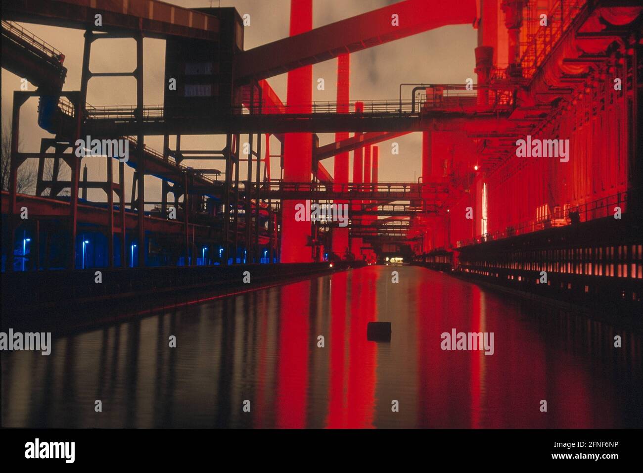 Kokerei Zollverein in Essen, entworfen von den Architekten Schupp und Kremmer. 1993 geschlossen. Das gesamte Gebiet mit der Zeche Zollverein/Schacht XII ist im Dezember 2001 in die UNESCO-Liste des Weltkulturerbes aufgenommen.nnnn Stockfoto
