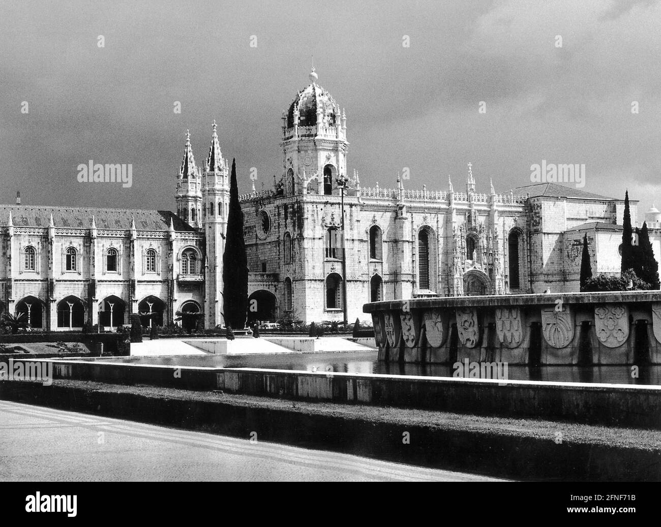 Ansicht des Hieronymiten-Klosters (Mosteiro dos Jerónimos) in Belem, erbaut im Auftrag von König Manuel I. um 1502-72. Der Bau wurde nach der Entdeckung Indiens durch Vasco da Gama begonnen und mit dem Geld aus den neu entdeckten Ländern finanziert. [Automatisierte Übersetzung] Stockfoto