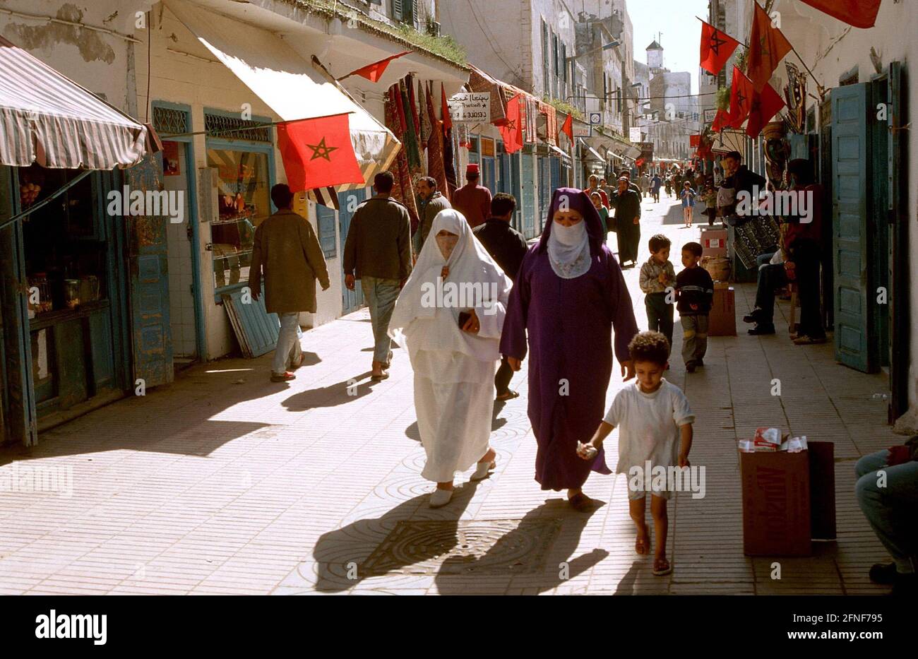 Verschleierte Frauen auf dem Basar in der Altstadt von Essaouira (As-Suweira), dem ehemaligen Mogador. [Automatisierte Übersetzung] Stockfoto