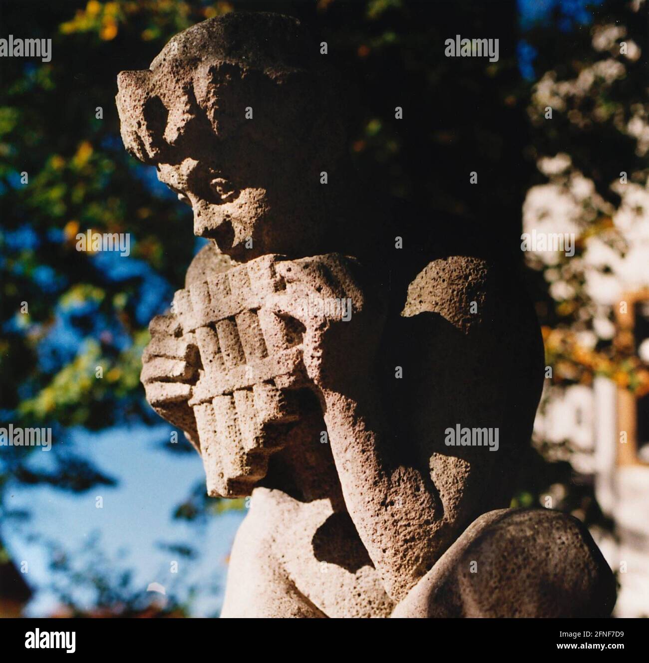 Der griechische hirtengott Pan galt als Erfinder der Syrinx (Panflöte). Das Foto zeigt Pan am Birkbrunnen in Trossing. [Automatisierte Übersetzung] Stockfoto