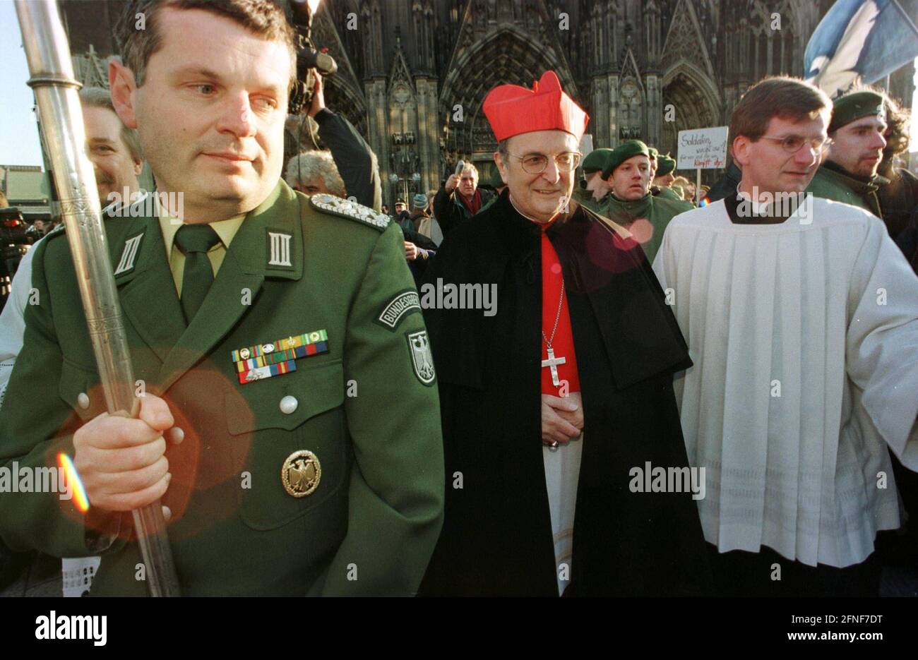 Kardinal Joachim Meisner Kardinal Meisner (Mitte) vor dem Kölner Dom nach dem Soldatendienst am Weltfriedenstag 1998. [Automatisierte Übersetzung] Stockfoto