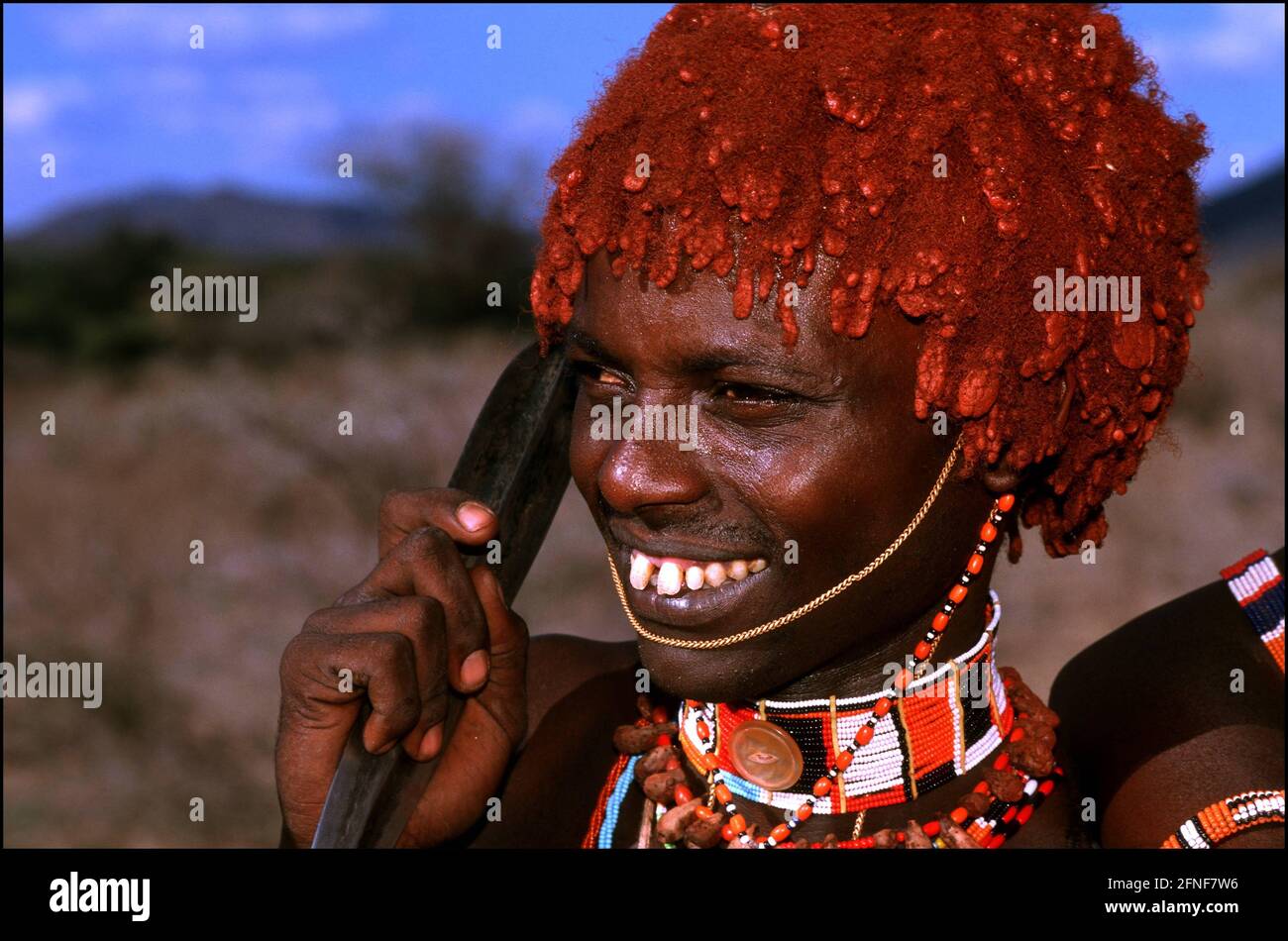 Junger Samburu-Krieger im Samburu-Nationalpark. Die Samburu gehören zu den nilotischen oder hamitischen Völkern Afrikas. Sie sollen vor langer Zeit aus Nordafrika nach Ostafrika ausgewandert sein. Sie sind sehr eng mit den Maasai verwandt und sprechen die gleiche Maa-Sprache. [Automatisierte Übersetzung] Stockfoto