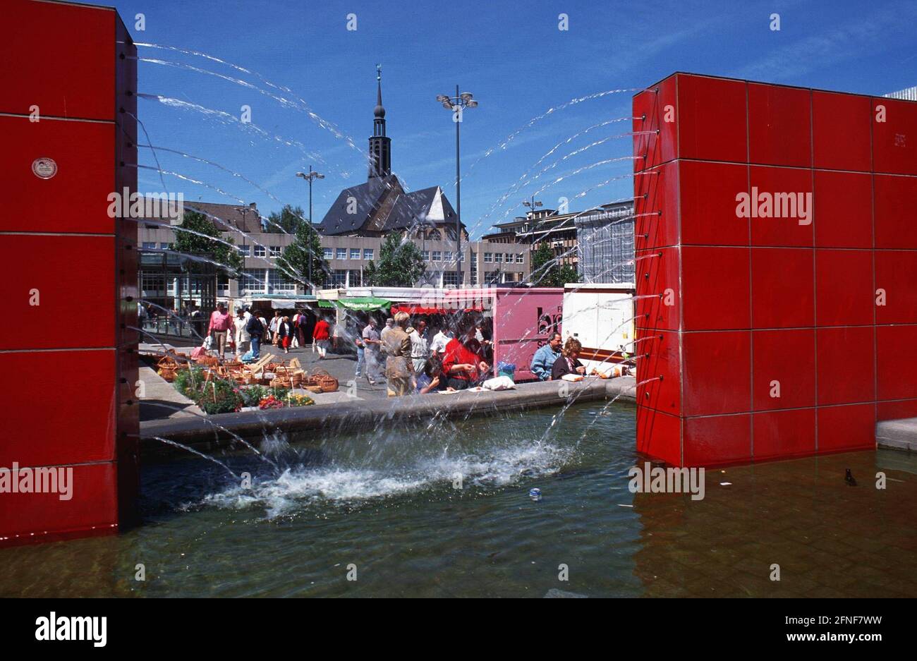 Brunnen und Markt auf dem Dortmunder Hansaplatz. [Automatisierte Übersetzung] Stockfoto