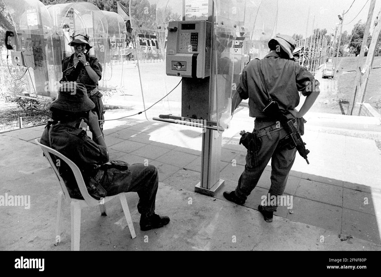 Israelische Soldatinnen an öffentlichen Bezahltelefonen. [Automatisierte Übersetzung] Stockfoto