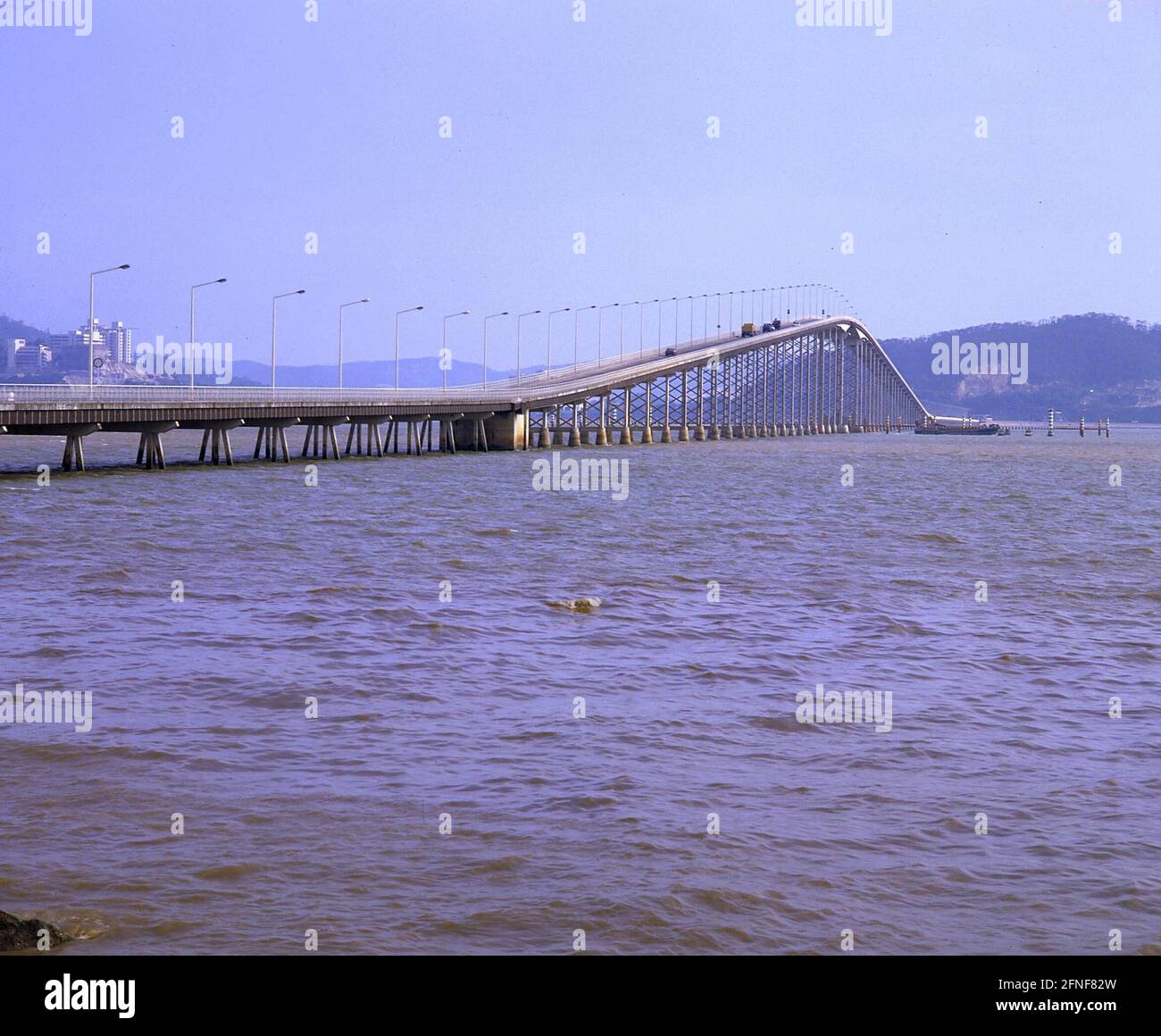 Brücke zwischen Macau auf dem Festland und der Insel Taipa. Seit 1999 ist Macau Teil der Volksrepublik China mit dem Status einer Sonderverwaltungsregion. [Automatisierte Übersetzung] Stockfoto