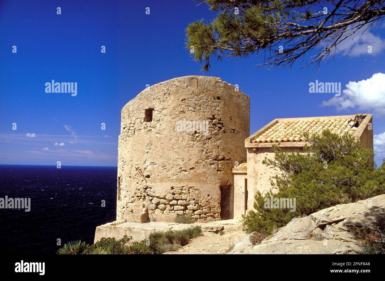 Befestigter Turm an der Westküste (Cala Basset) an der Westküste Mallorcas. [Automatisierte Übersetzung] Stockfoto