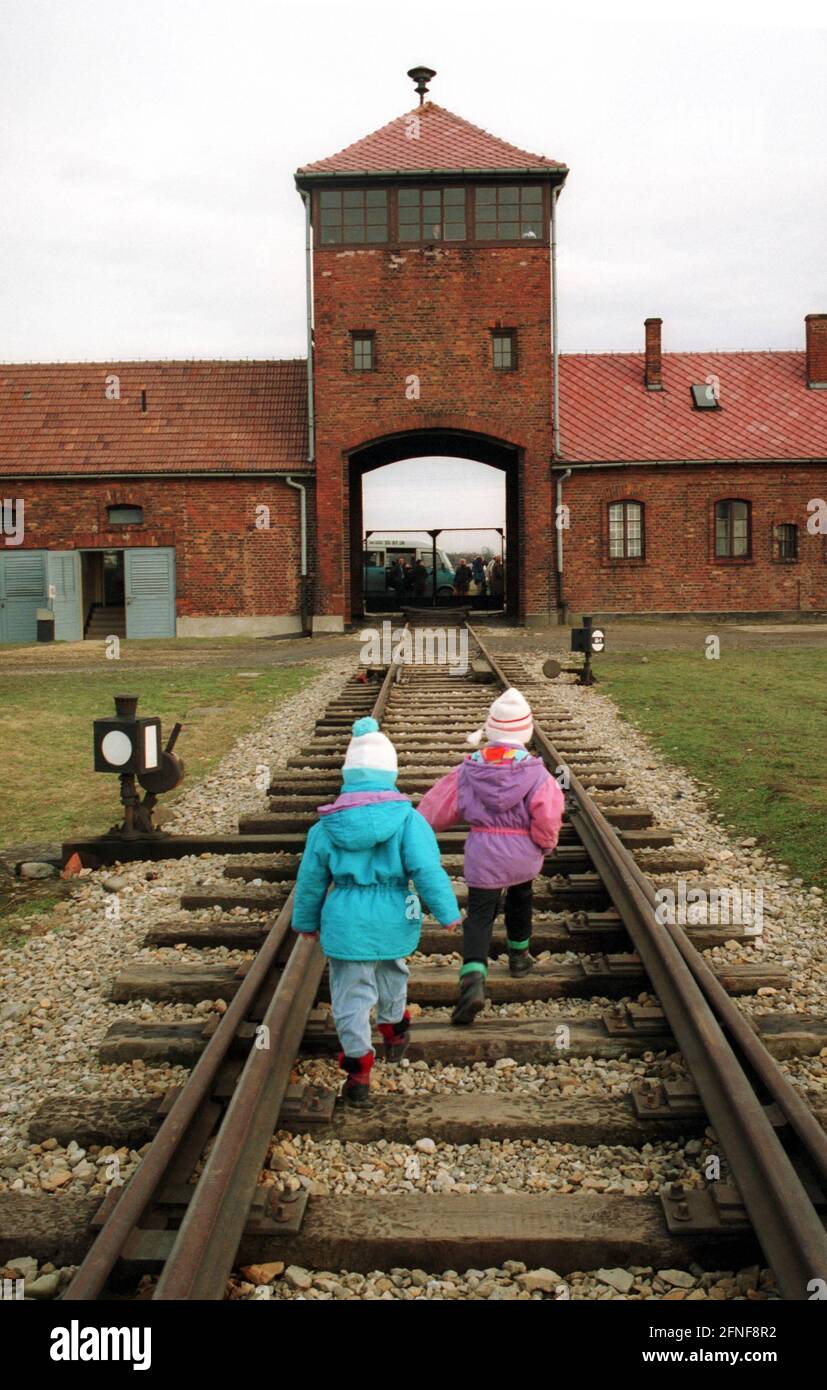 Holocaust-Museum im ehemaligen Konzentrationslager Auschwitz, Lager Birkenau. Picture: Das Eingangstor, durch das die Züge das Lager betraten. [Automatisierte Übersetzung] Stockfoto